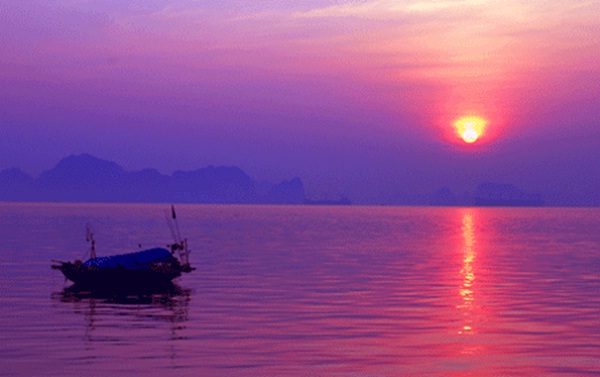 Halong Bay's sunrise