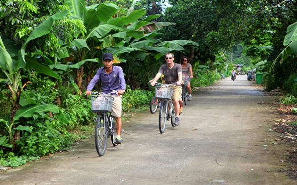  Travellers are discovering Viet Hải eco village by bike