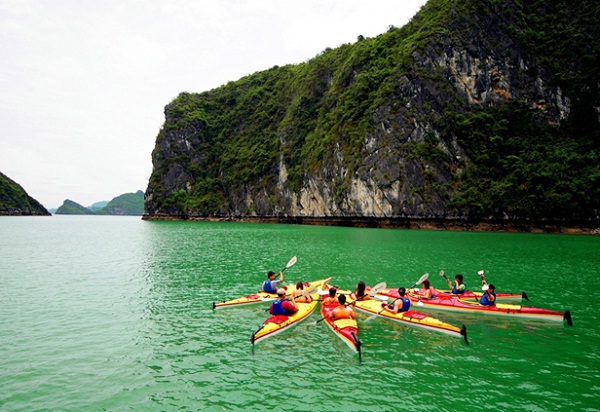 Kayaking is an interesting activity in Halong Bay