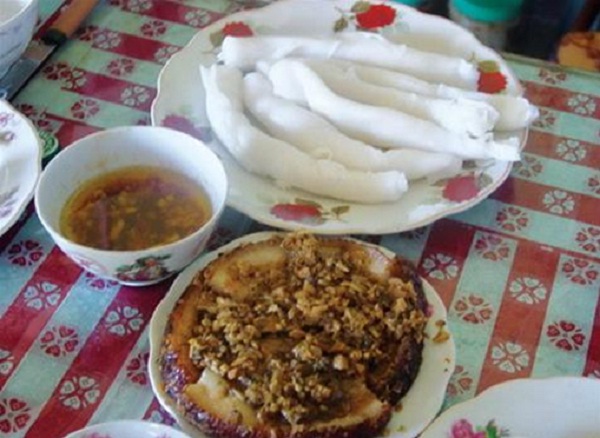 Gat Gu cake is eaten with sauce and Khau Nhuc