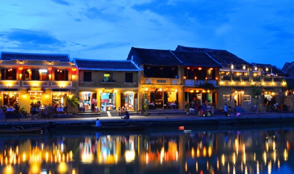 A sparkling Hoi An by night