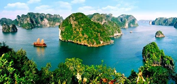 The fascinating beauty of Ha Long Bay attracts you at the very first sight