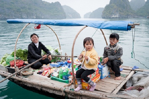 A family sells supplies in Halong Bay