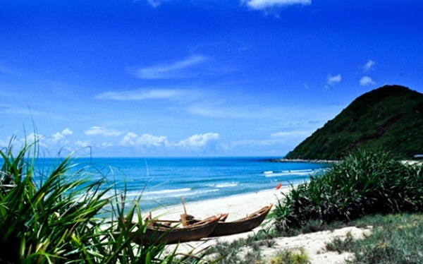 Quan lan owns primary beauty with pure water and white sand
