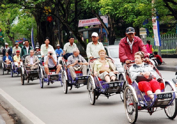 Many foreigners choose to travel by cyclo to see beautiful cities in Vietnam