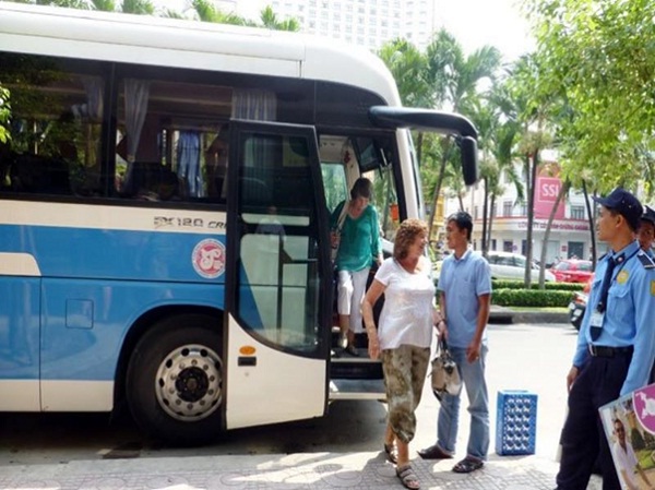 Travel by bus in Vietnam to save more money