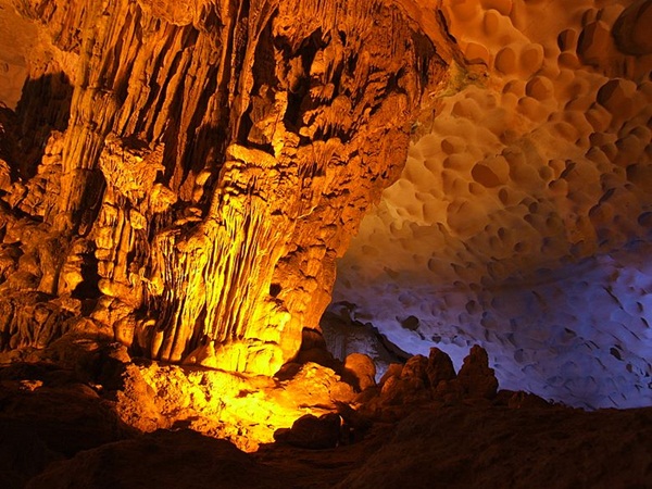 Sung Sot (Surprise) Cave in Halong Bay