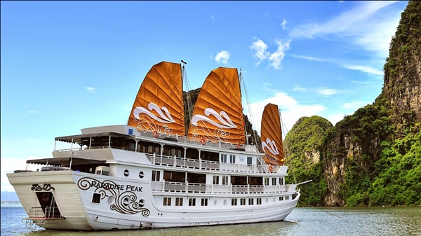 Luxury cruise in Halong Bay