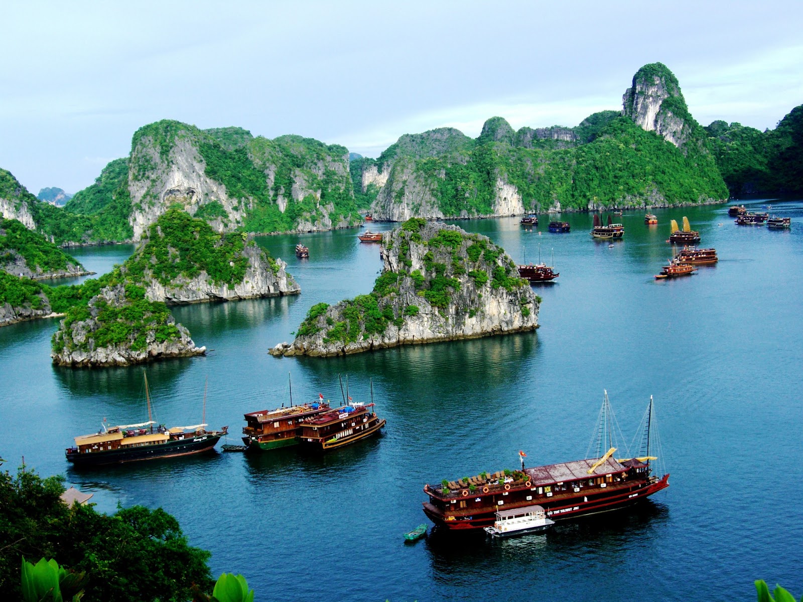 Big cruises moving in grand Halong bay