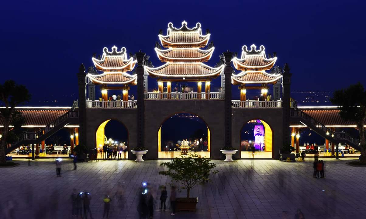 Ba Vang temple is sparkle in night