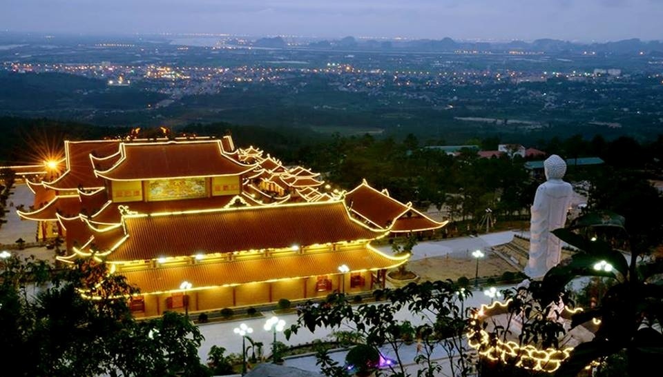 Entering into Ba Vang temple makes you feel like going into dreamy realm