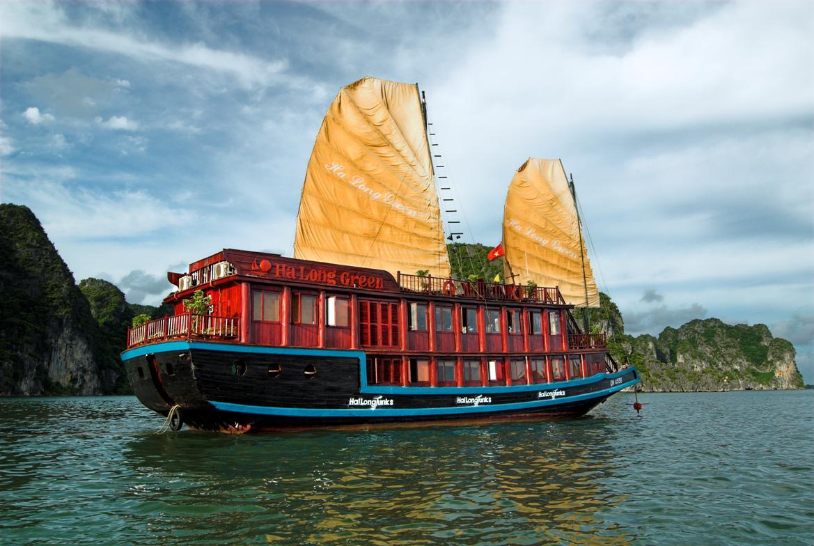 Junk cruise in Halong