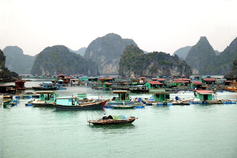 A memorable trip to Halong floating markets 