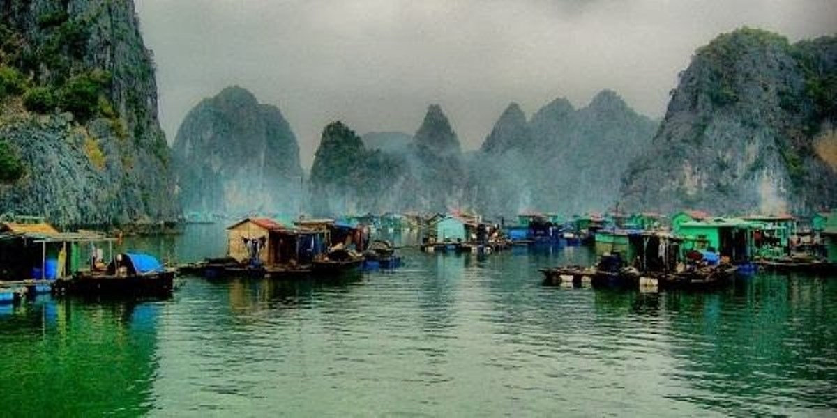 A peaceful scenery in Cua Van floating village