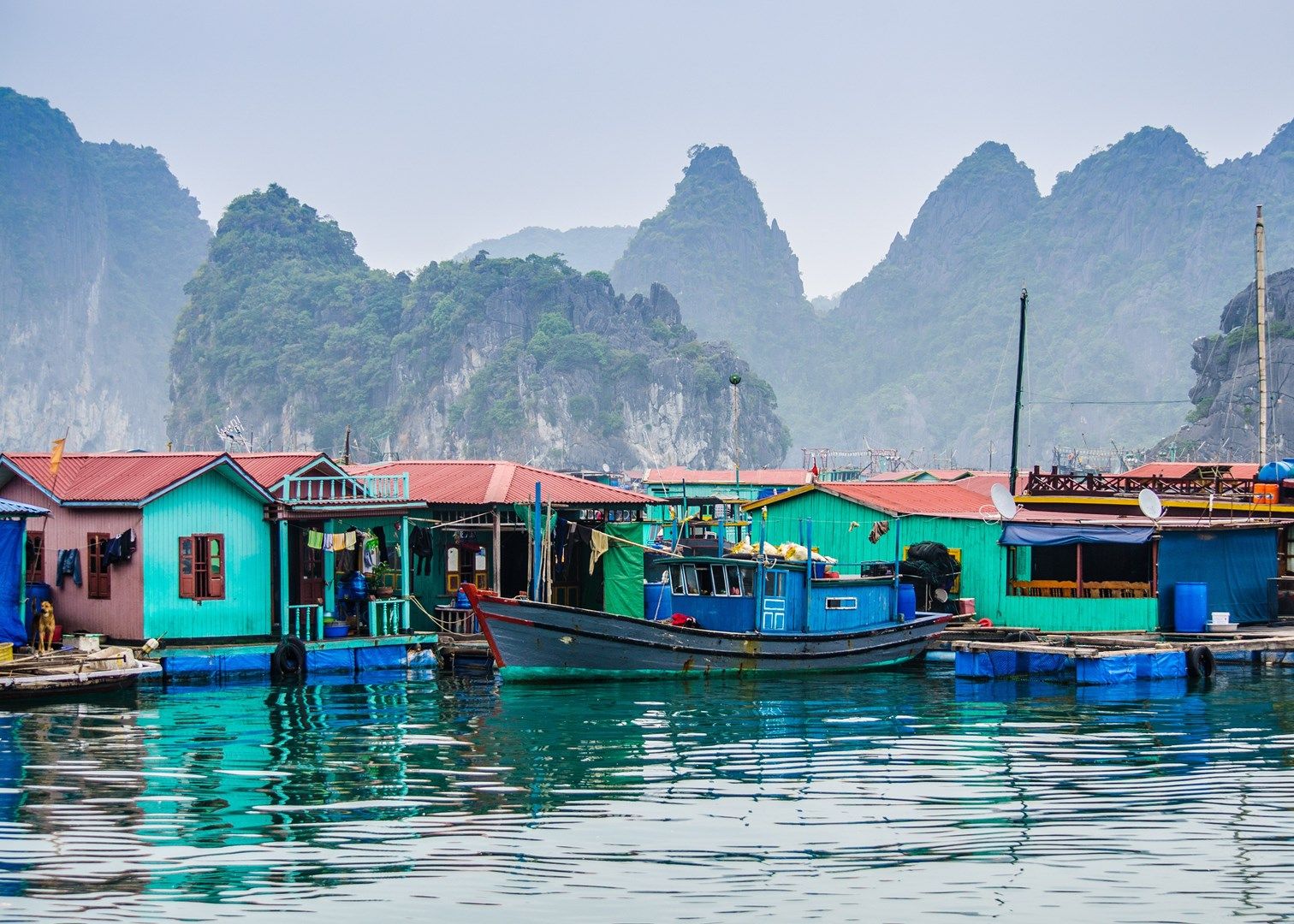 Floating villages in Halong bay 