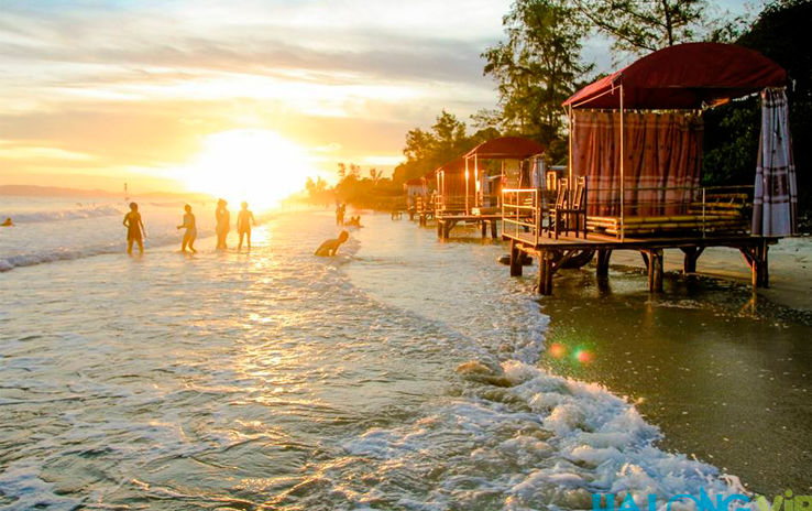 Relaxing in bungalows along the beach 