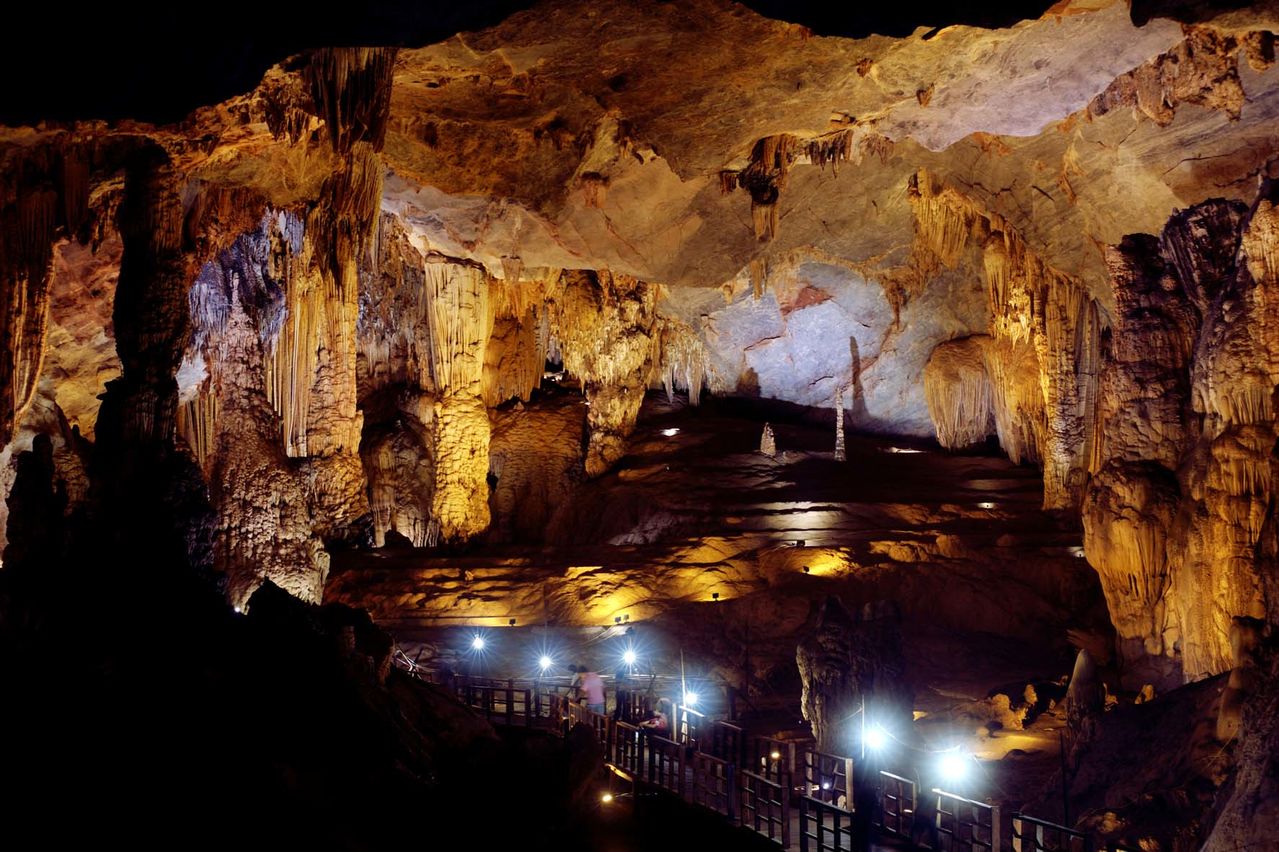 The amazing stalactites on the ceiling of Sung Sot cave