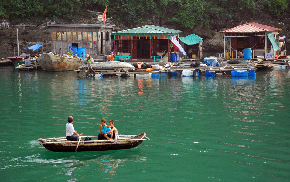 The daily lives of the villagers on floating houses 