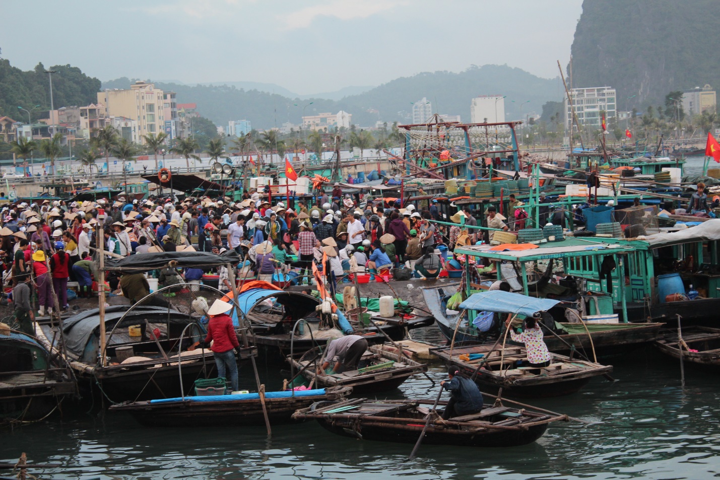The morning fish market is crowded in rush hour