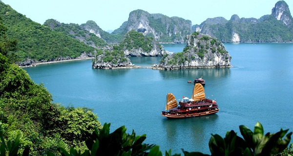 Peaceful scenery in Halong Bay 