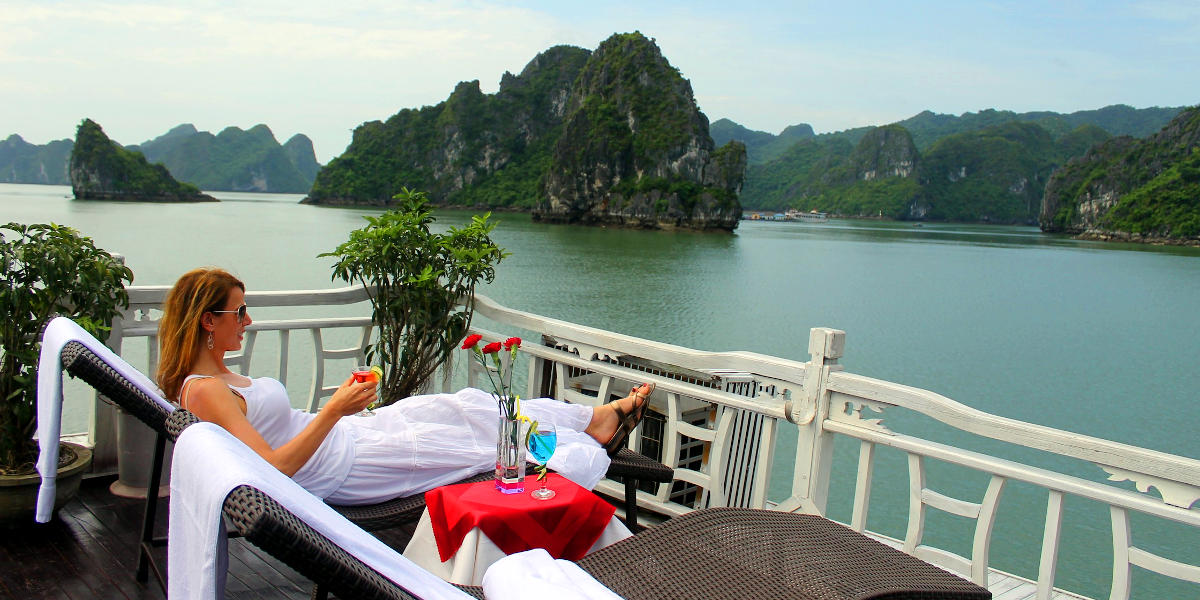 Sightsee the beauty of Halong Bay on a luxury cruise