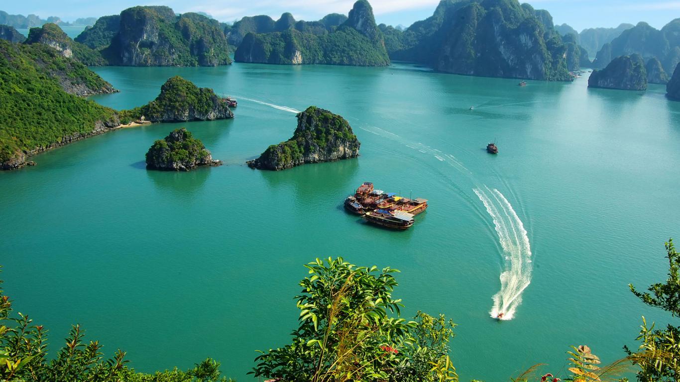 Travel Halong Bay By Boat