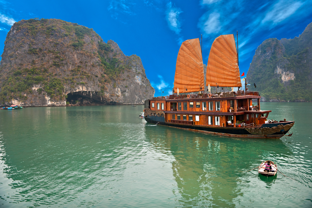 Overnight cruising in Halong Bay