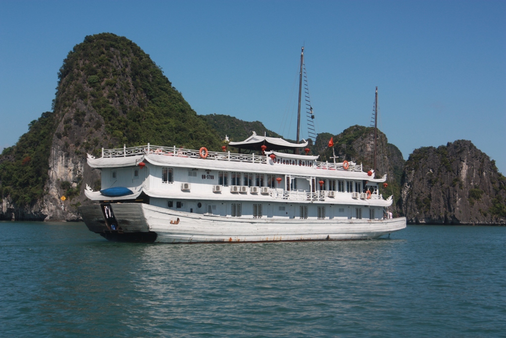 How to choose a perfect Halong Bay trip without killing your budget