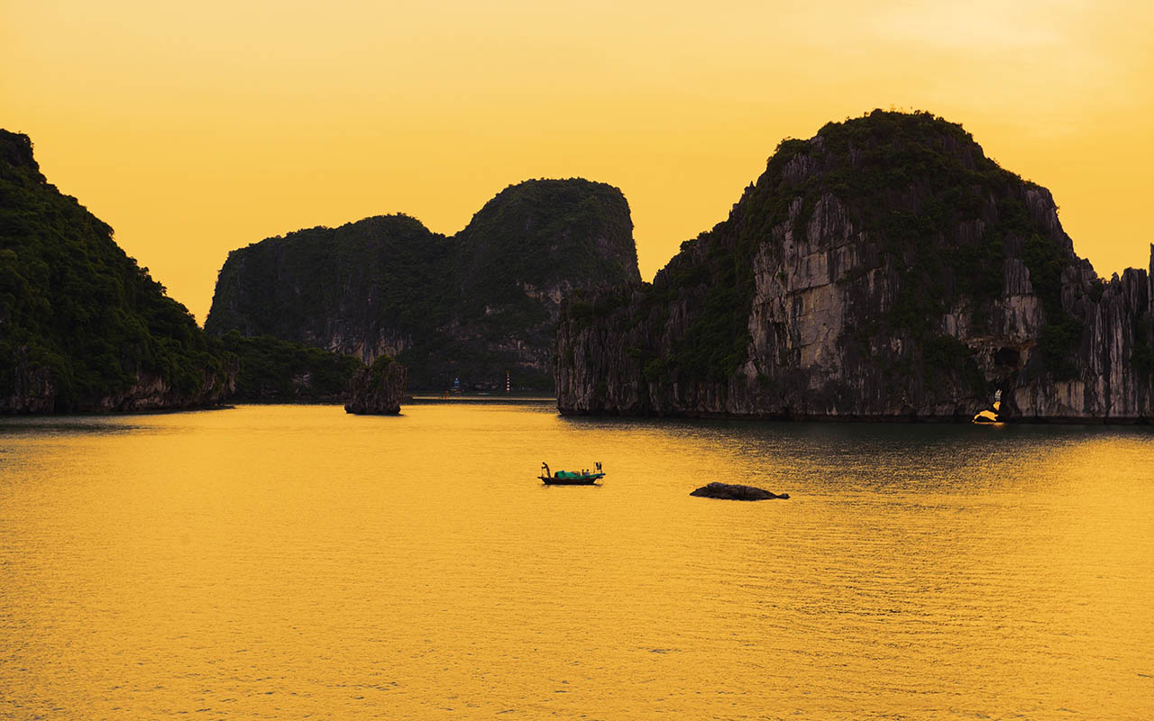 Halong Bay stunning cruise view 