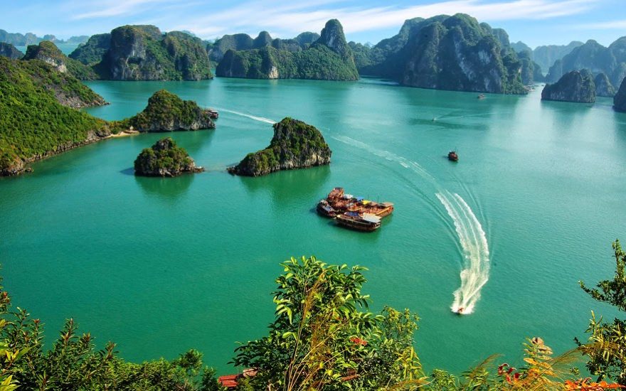 The beauty of Halong Bay in March