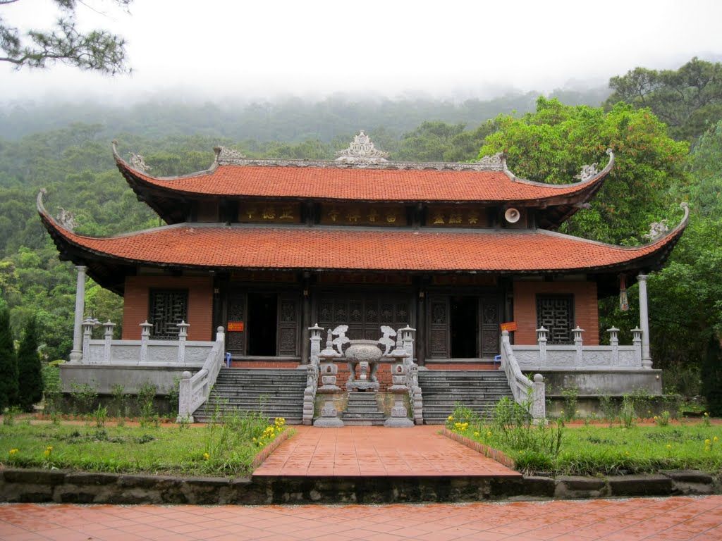 The peace of Loi Am Pagoda in Halong