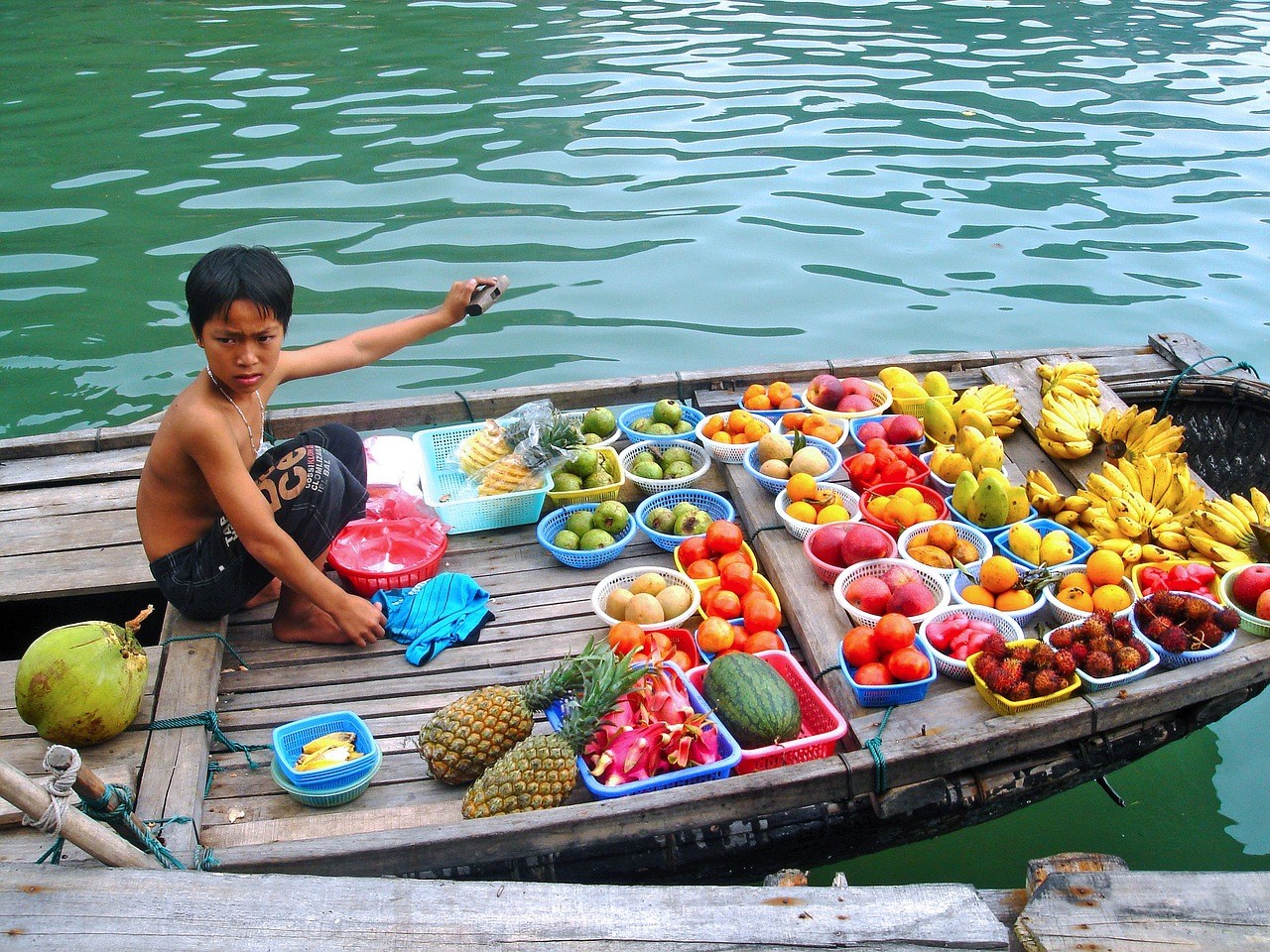 Boat vendor in Halong 