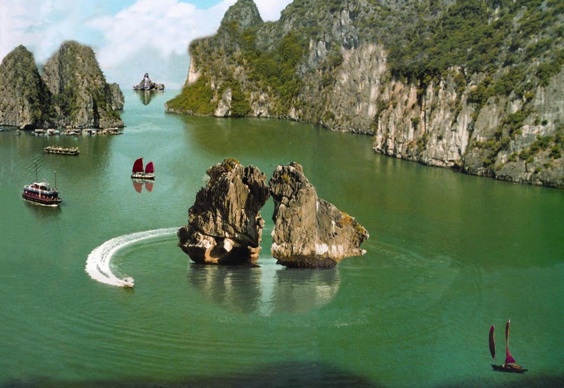 Hon Trong- Mai: two kissing rocks in Halong 