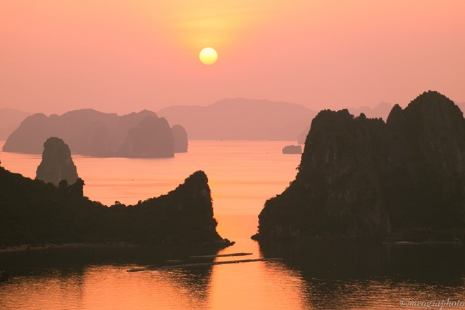 Sunset in Halong 