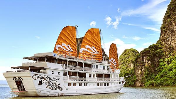 The lavish Paradise Luxury cruise in Halong Bay that is in harmony with beautiful nature
