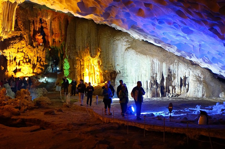 Thien Cung cave 