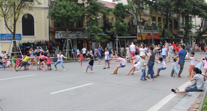 Tug of war- one of the most traditional games in the walking street