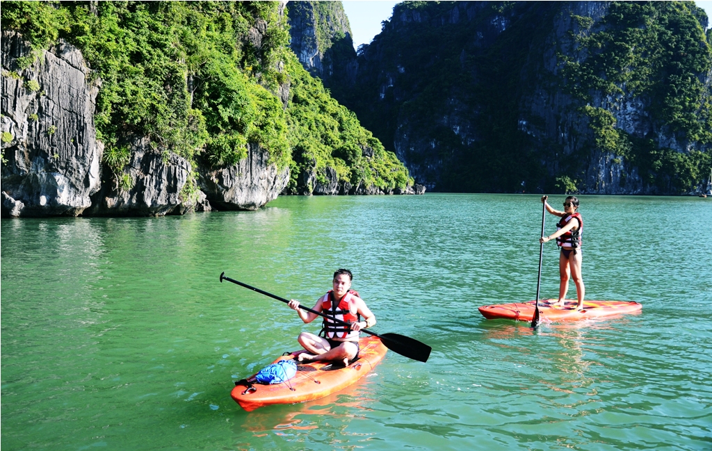 Feel the majestic beauty of Halong Bay by kayaking