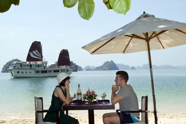 A full-of-sunshine lunch date on the beach