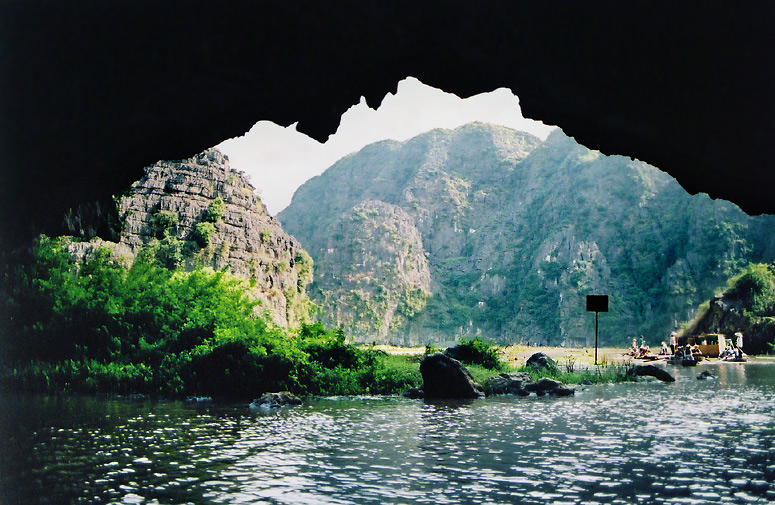 Going through the caves of Tam Coc 
