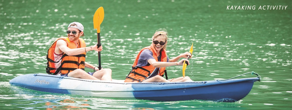 Kayak in Halong Bay 