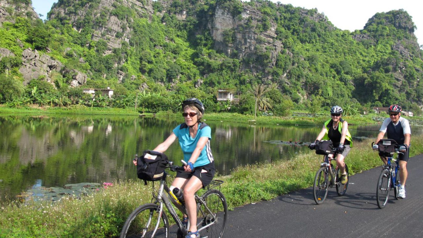 Ride a bike to explore Ninh Binh