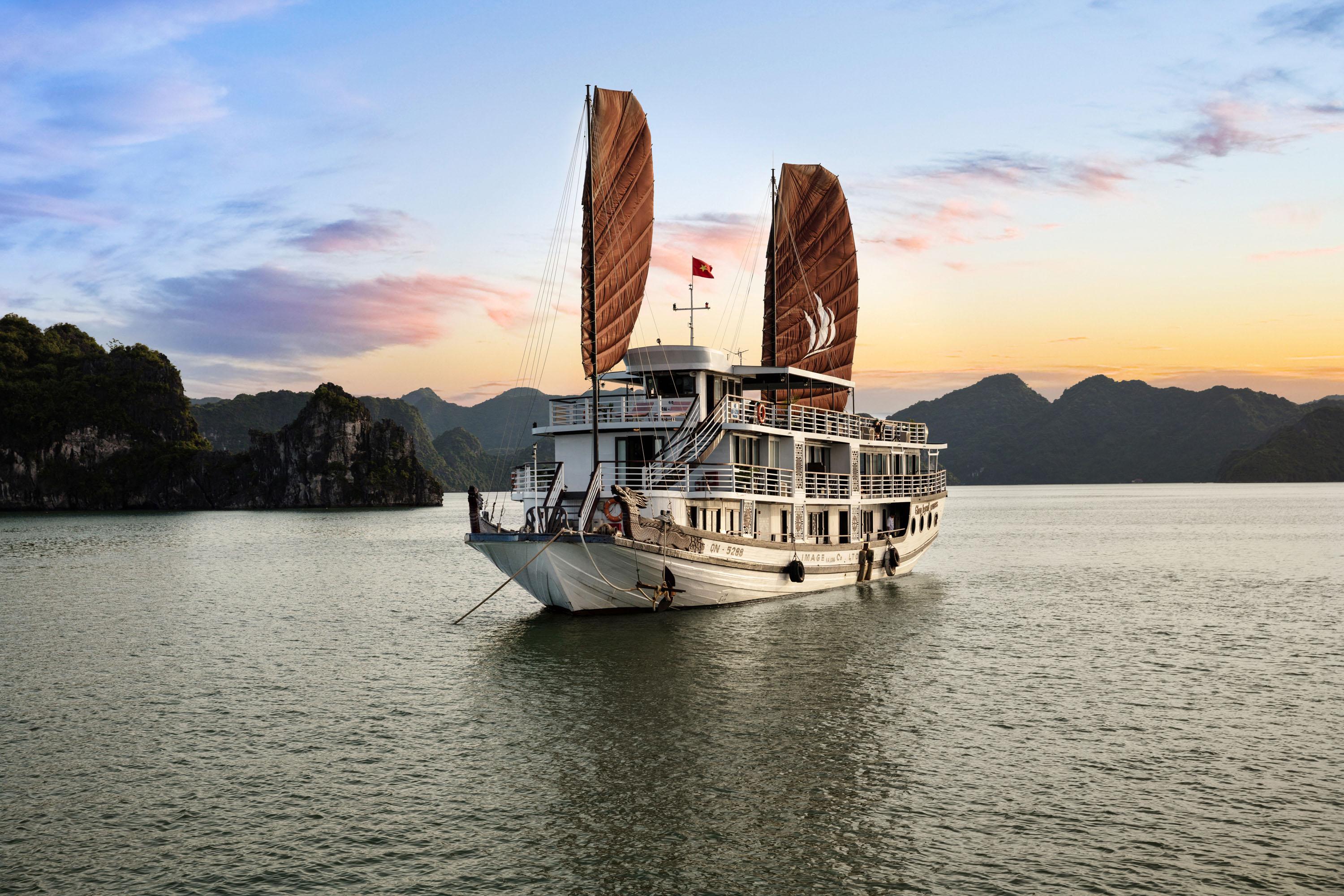 A romantic night on Halong Bay cruise