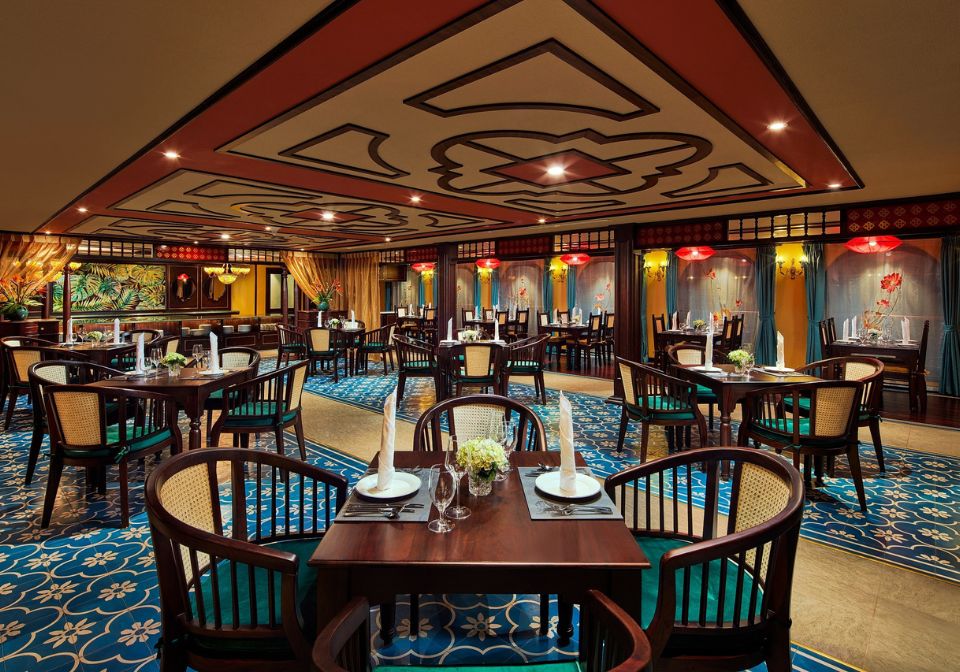 Tonkin elegance restaurant in Indochine Premium Cruise
