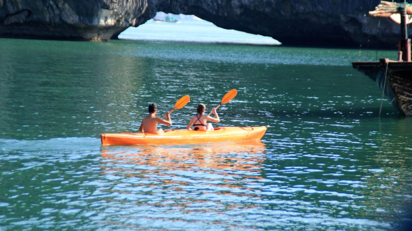 kayaking at Ba Trai Dao beach