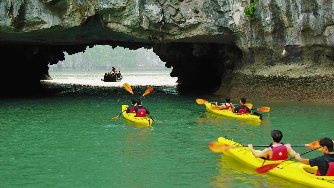 kayak in Luon Cave